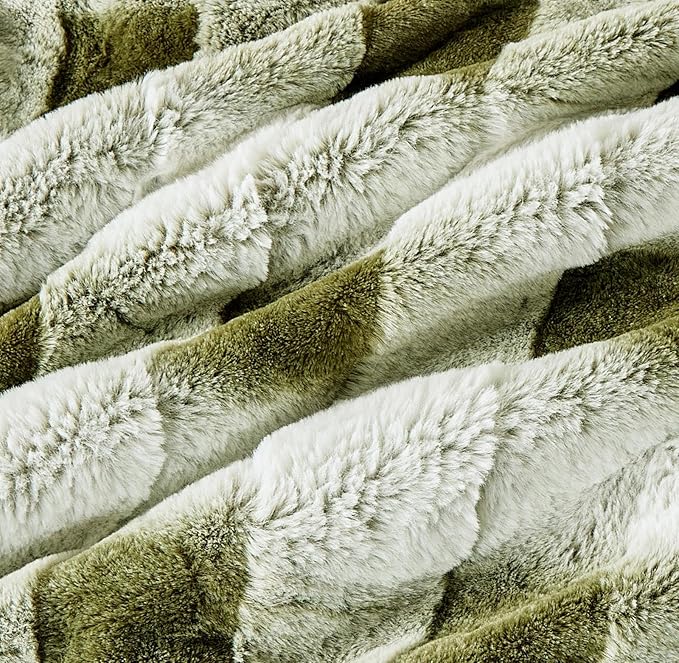Lightweight Quilted Checkered Pattern Fur Bedspread Comforter with Pillow Case