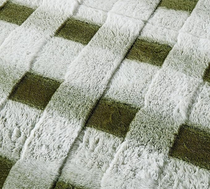 Lightweight Quilted Checkered Pattern Fur Bedspread Comforter with Pillow Case